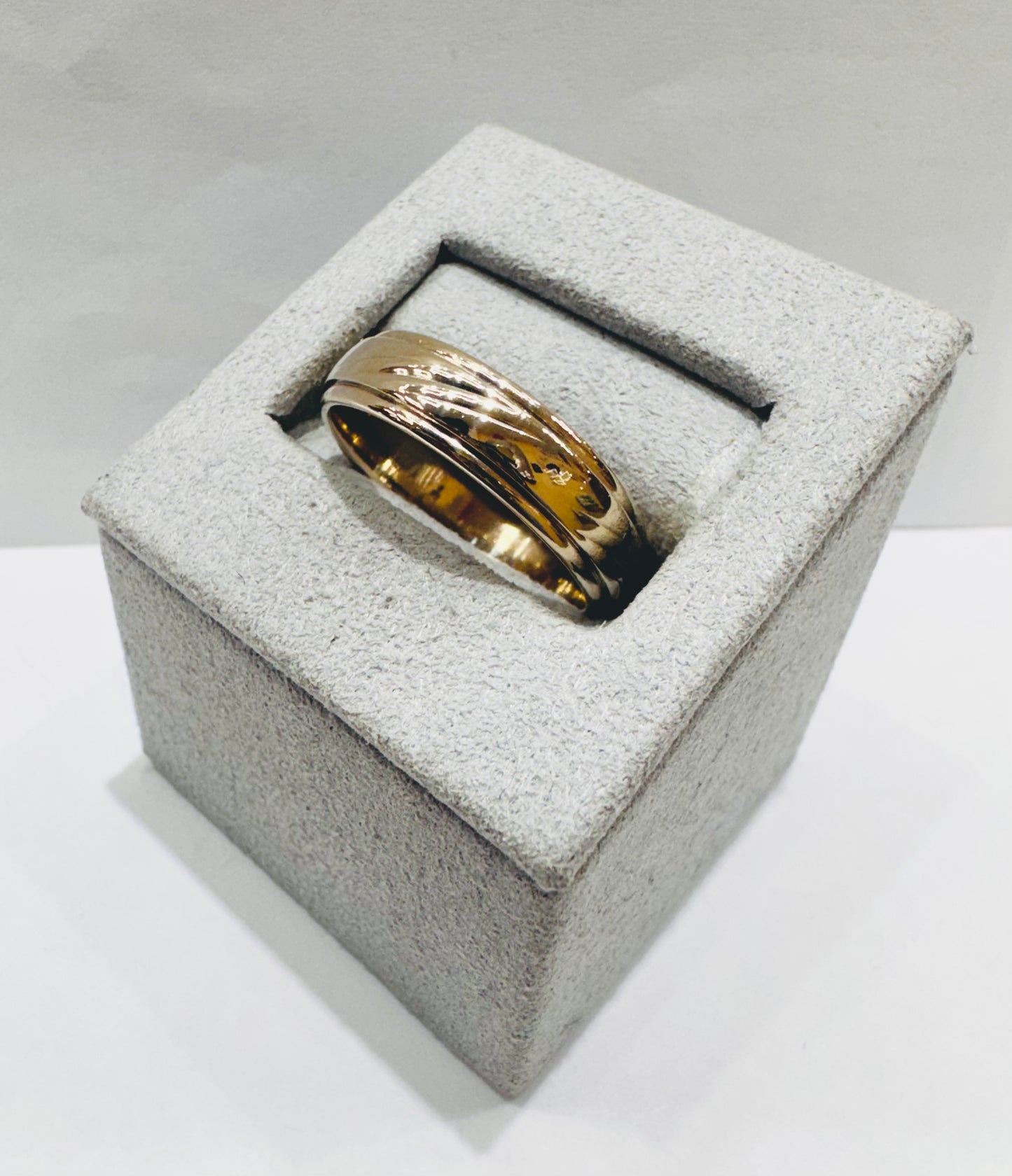 14K WHITE GOLD WEDDING BAND, WEIGHT: 6.3gm, SIZE: 10, WIDTH: 5.7mm