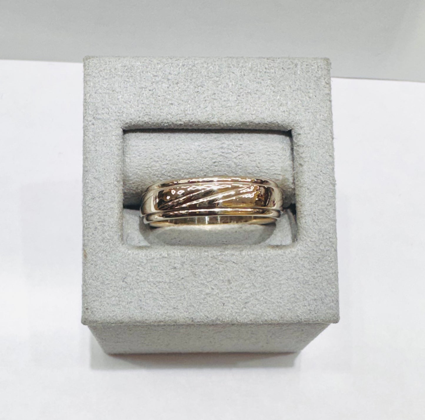 14K WHITE GOLD WEDDING BAND, WEIGHT: 6.3gm, SIZE: 10, WIDTH: 5.7mm