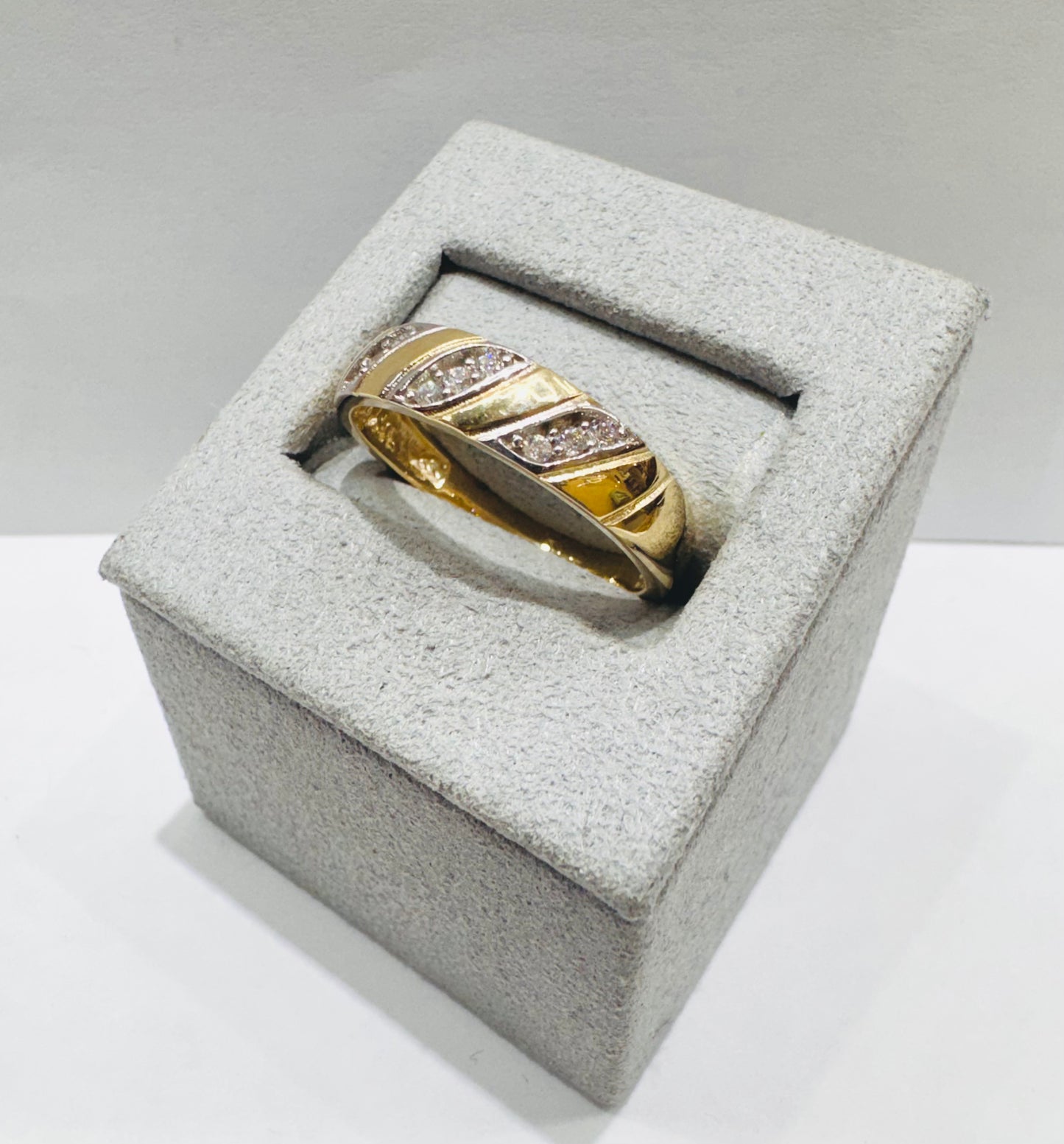 10K GOLD WEDDING BAND, WEIGHT: 3.3gm, SIZE: 11, WIDTH: 5.4mm