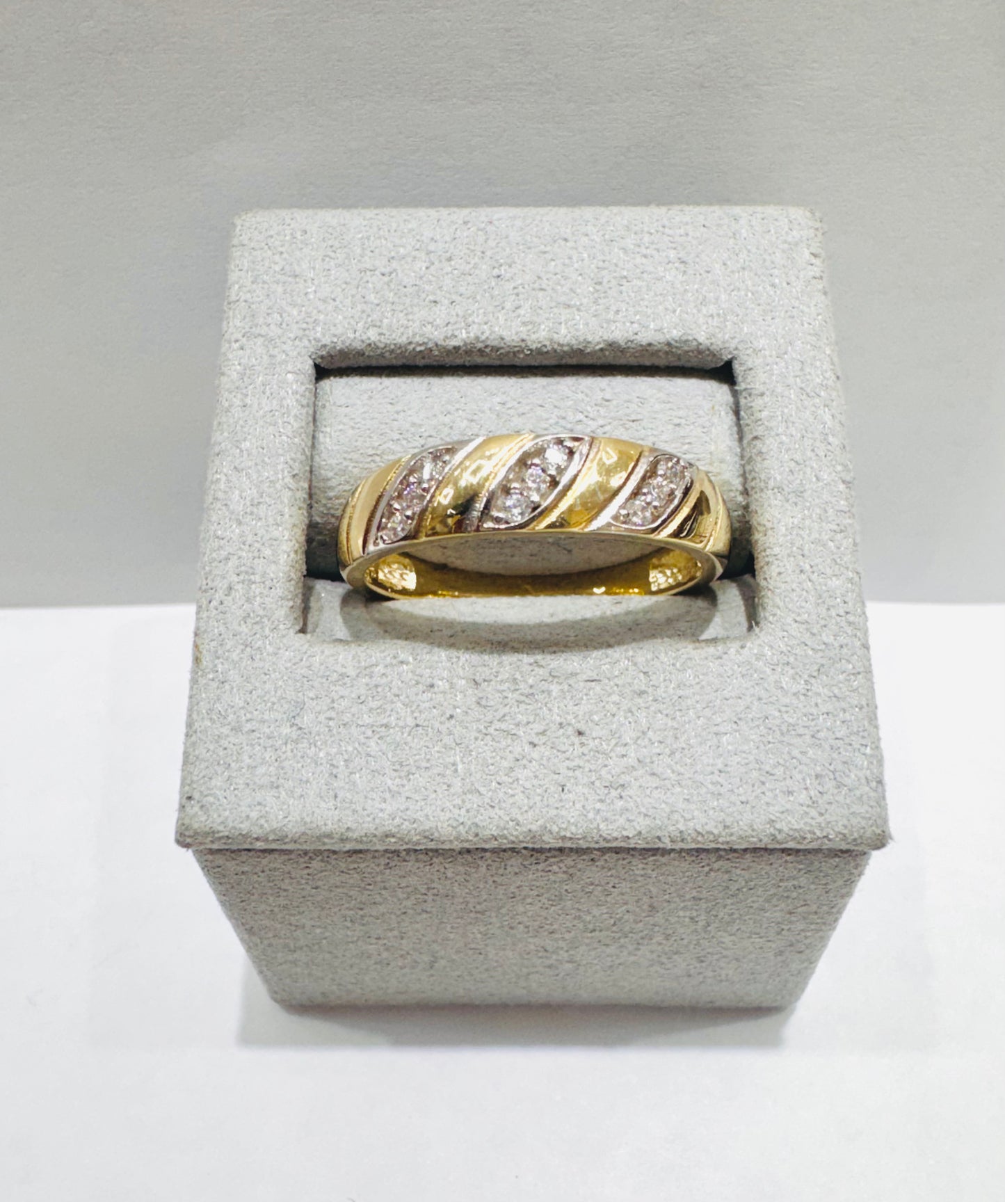 10K GOLD WEDDING BAND, WEIGHT: 3.3gm, SIZE: 11, WIDTH: 5.4mm