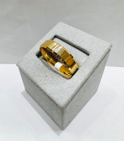 10K GOLD WEDDING BAND, WEIGHT: 3.6gm, SIZE: 13, WIDTH: 5.7mm