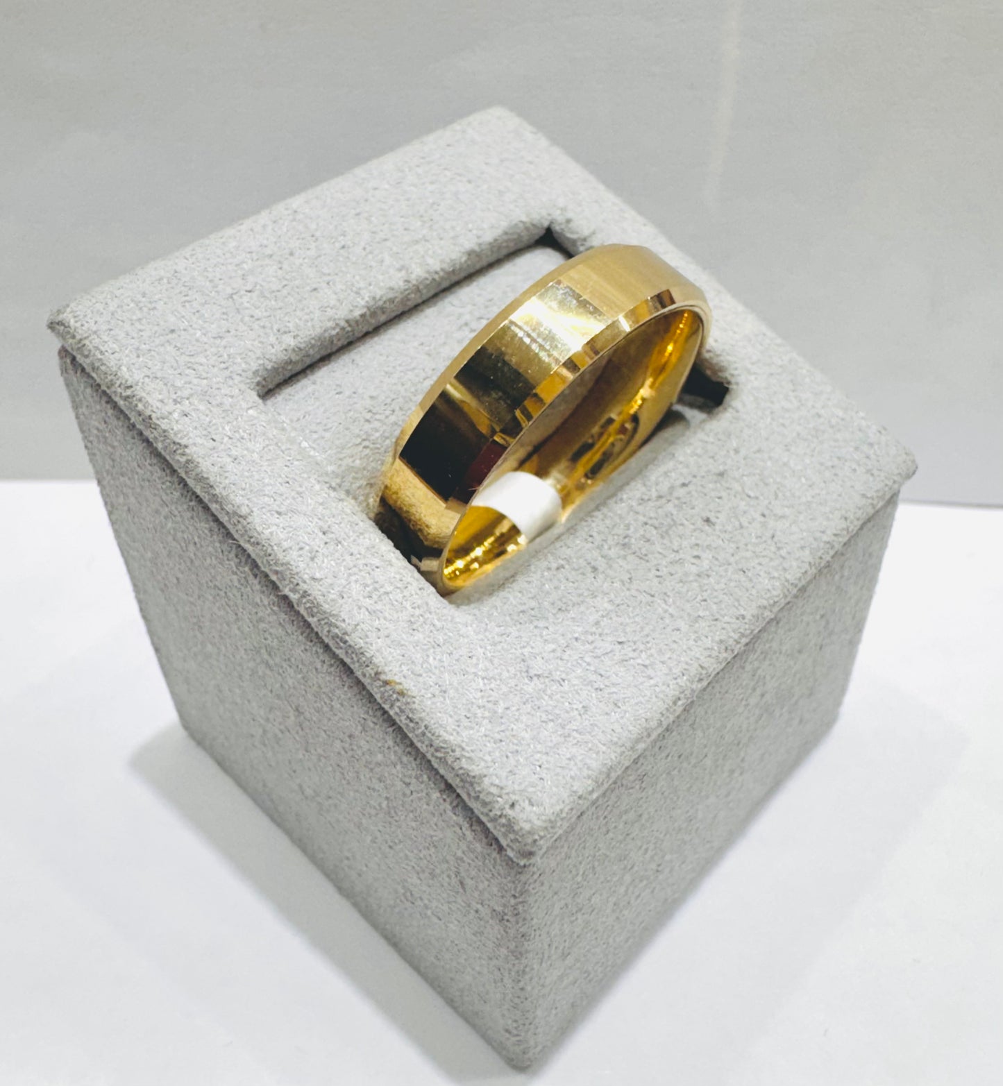 10K GOLD WEDDING BAND, WEIGHT: 3.6gm, SIZE: 13, WIDTH: 5.7mm