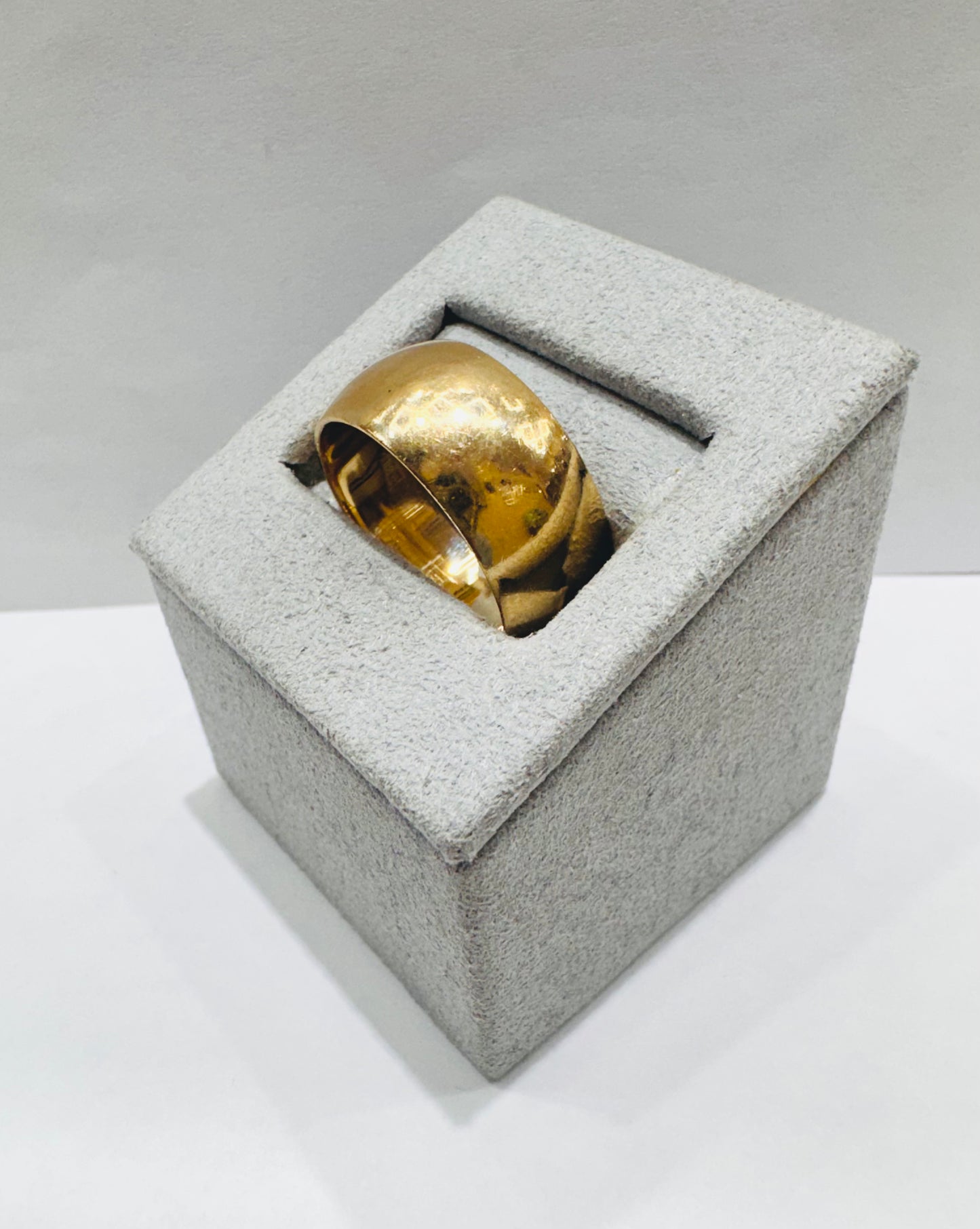 10K GOLD WEDDING BAND, WEIGHT: 9.3gm, SIZE: 9, WIDTH: 10mm