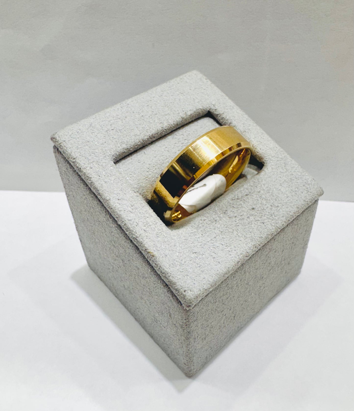 10K GOLD WEDDING BAND, WEIGHT: 3.3gm, SIZE: 7, WIDTH: 6mm