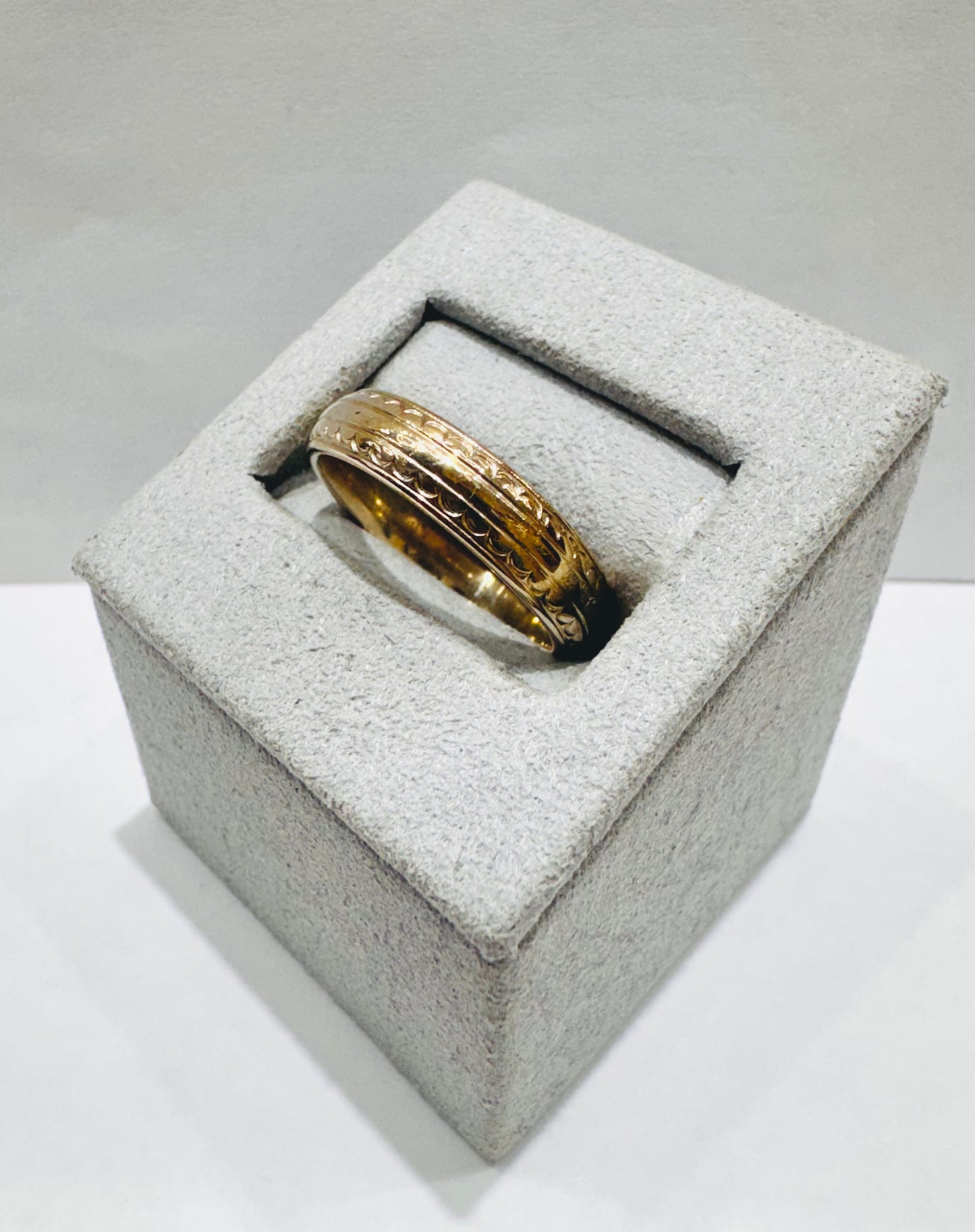 14K GOLD WEDDING BAND, WEIGHT: 6gm, SIZE: 9, WIDTH: 5mm