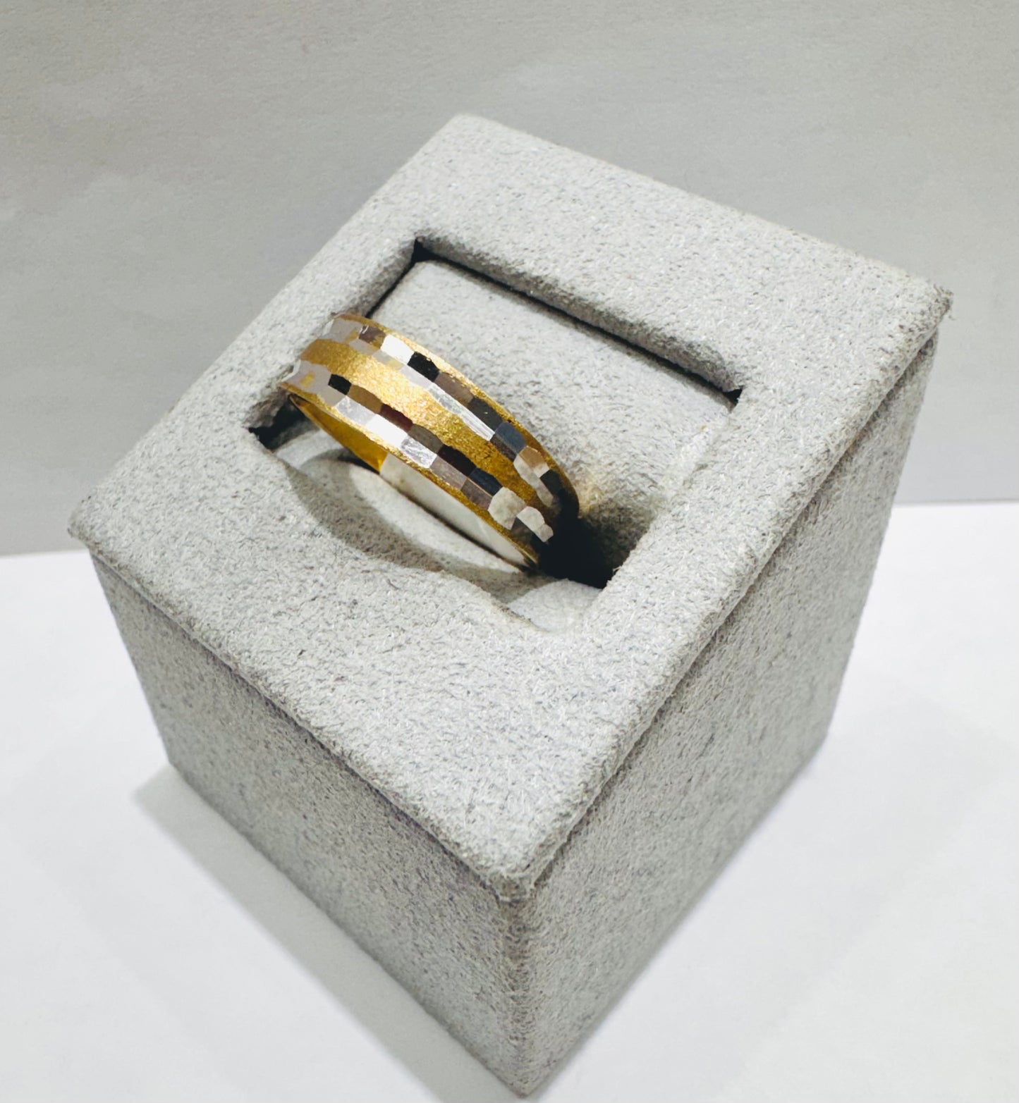 10K GOLD WEDDING BAND, WEIGHT: 3.2gm, SIZE: 7, WIDTH: 5.6mm
