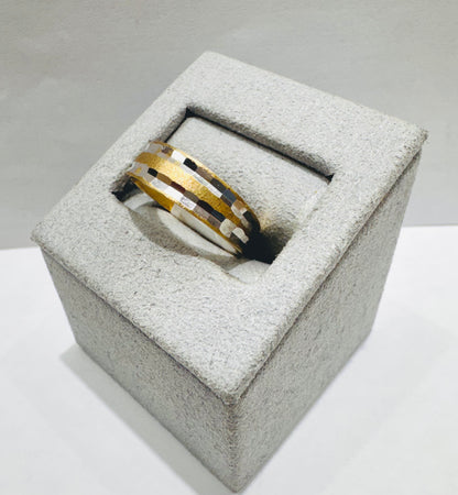 10K GOLD WEDDING BAND, WEIGHT: 3.2gm, SIZE: 7, WIDTH: 5.6mm