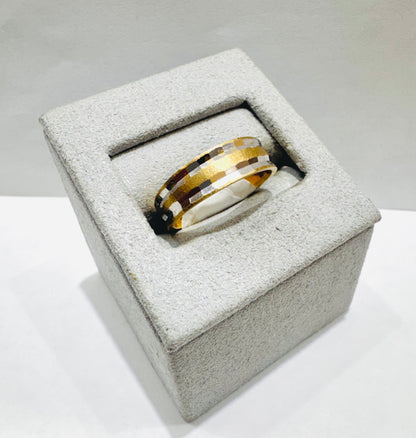 10K GOLD WEDDING BAND, WEIGHT: 3.2gm, SIZE: 7, WIDTH: 5.6mm