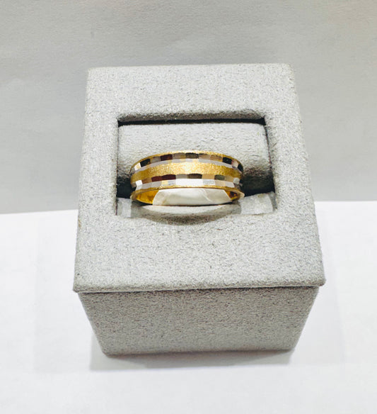 10K GOLD WEDDING BAND, WEIGHT: 3.2gm, SIZE: 7, WIDTH: 5.6mm