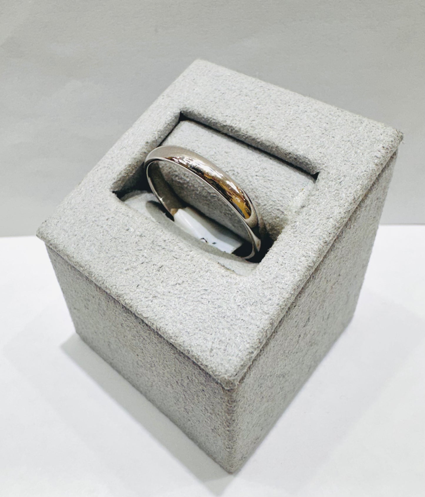 10K WHITE GOLD WEDDING BAND, WEIGHT: 1.6gm, SIZE: 10, WIDTH: 3mm