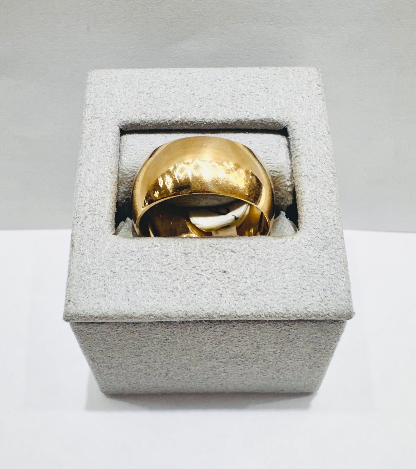 10K GOLD WEDDING BAND, WEIGHT: 9.3gm, SIZE: 9, WIDTH: 10mm