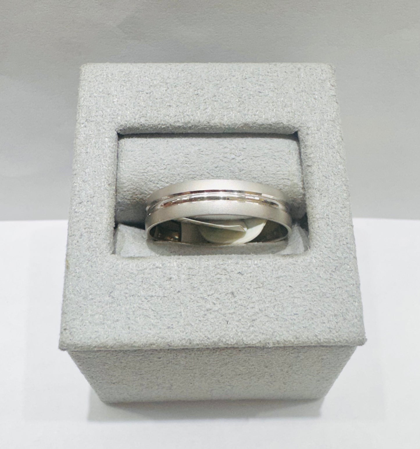 14K WHITE GOLD WEDDING BAND, WEIGHT: 3.4gm, SIZE: 10, WIDTH: 4.6mm