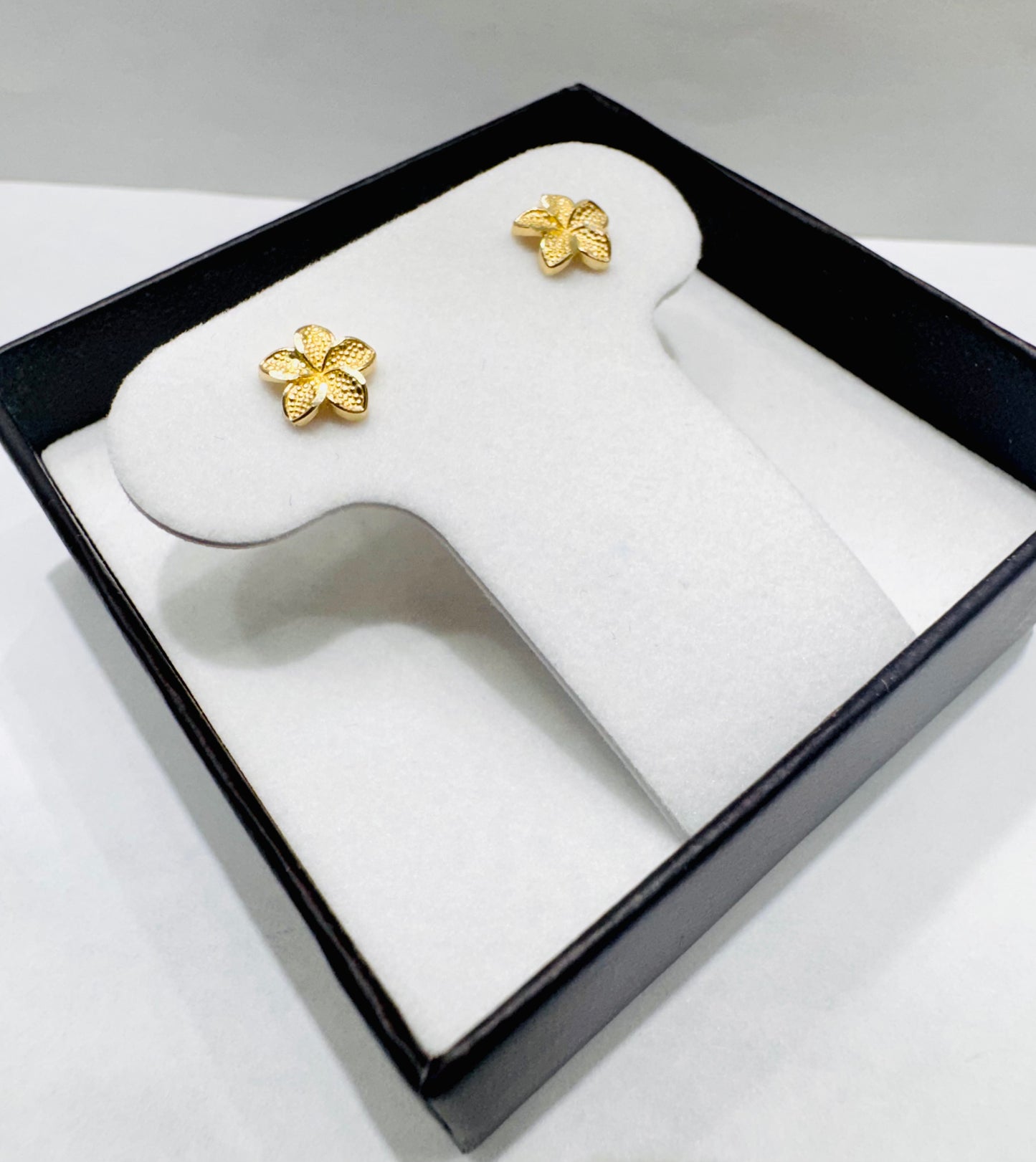 10K GOLD SMALL HIBISCUS FLOWER EARRINGS, WEIGHT: 0.8gm