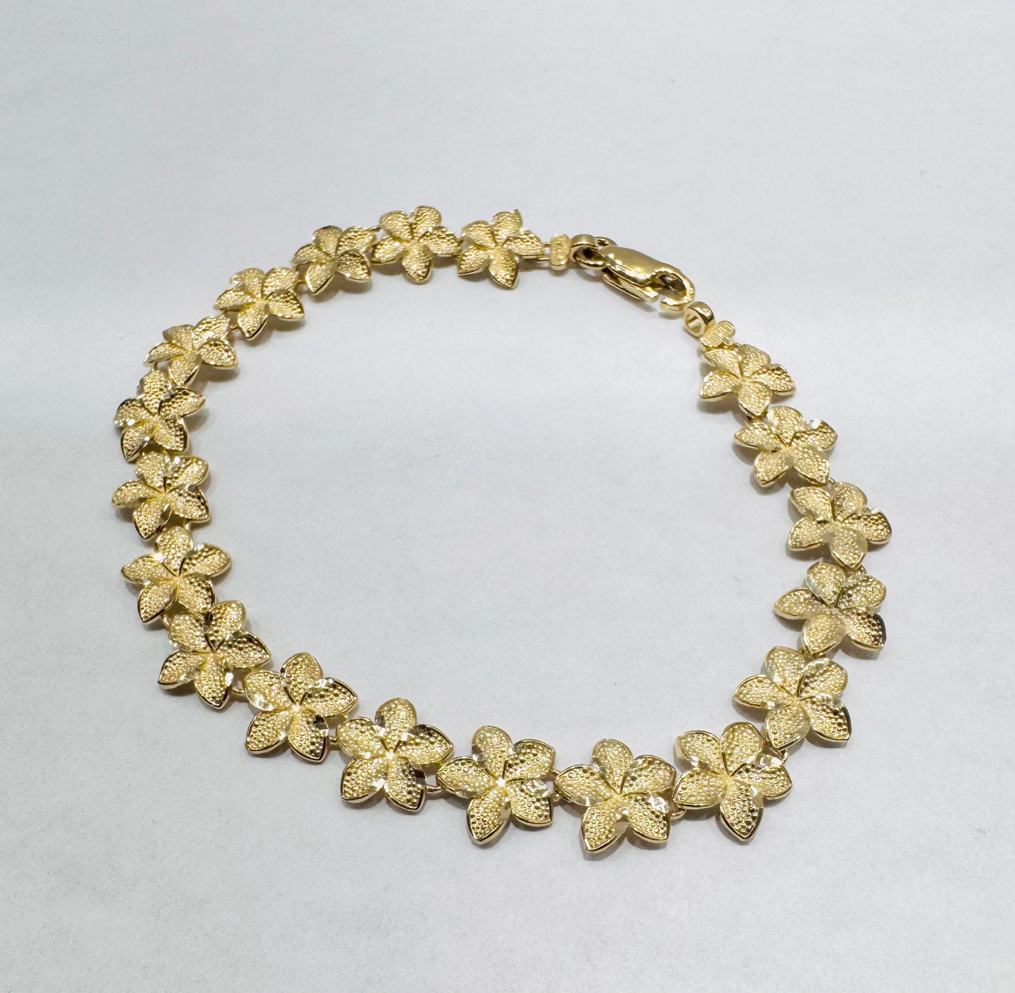 10K GOLD HIBISCUS FLOWER BRACELET, WEIGHT: 6.1gm