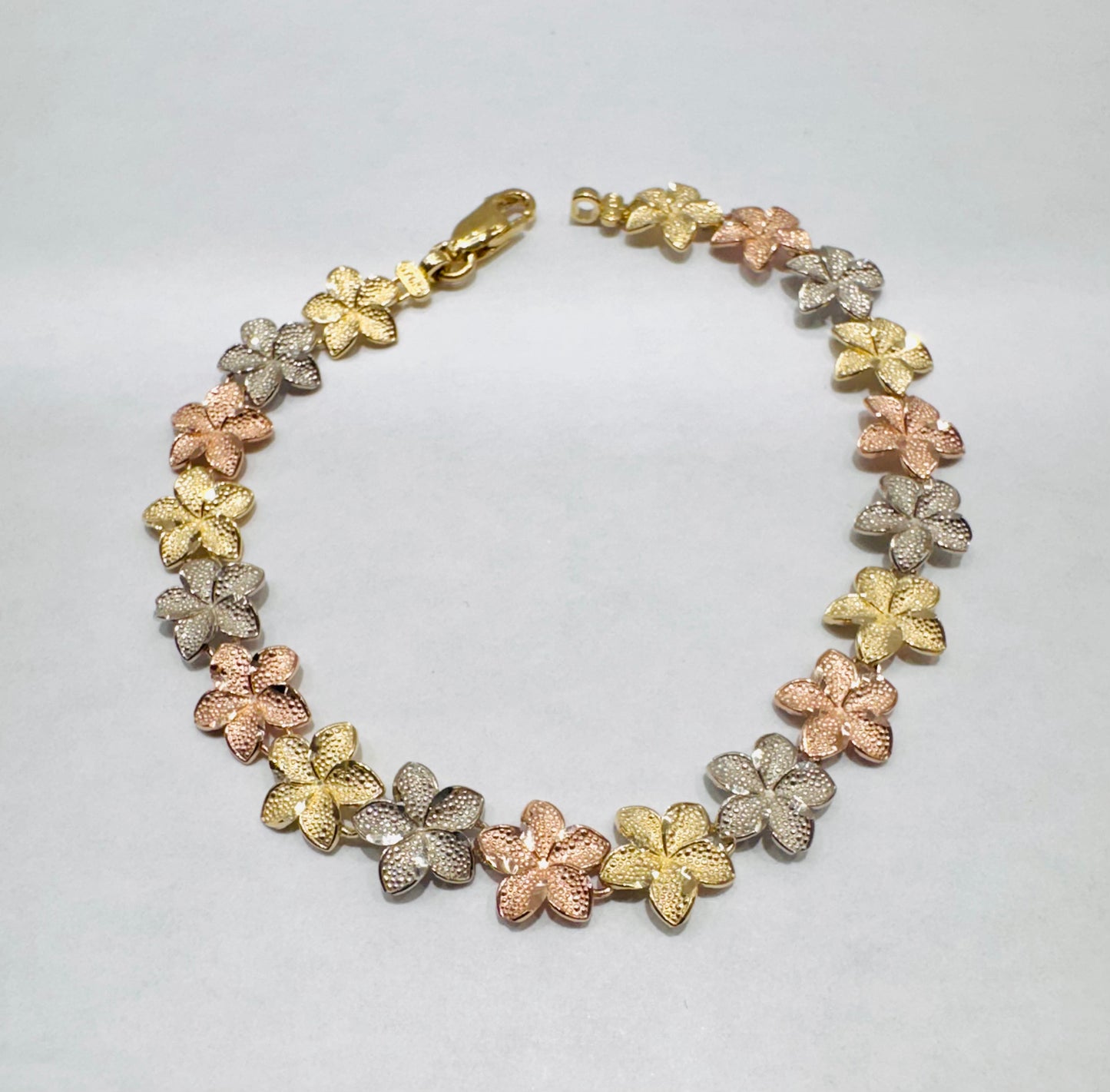 10K TRI-COLOR GOLD HIBISCUS FLOWER BRACELET, WEIGHT: 6.1gm