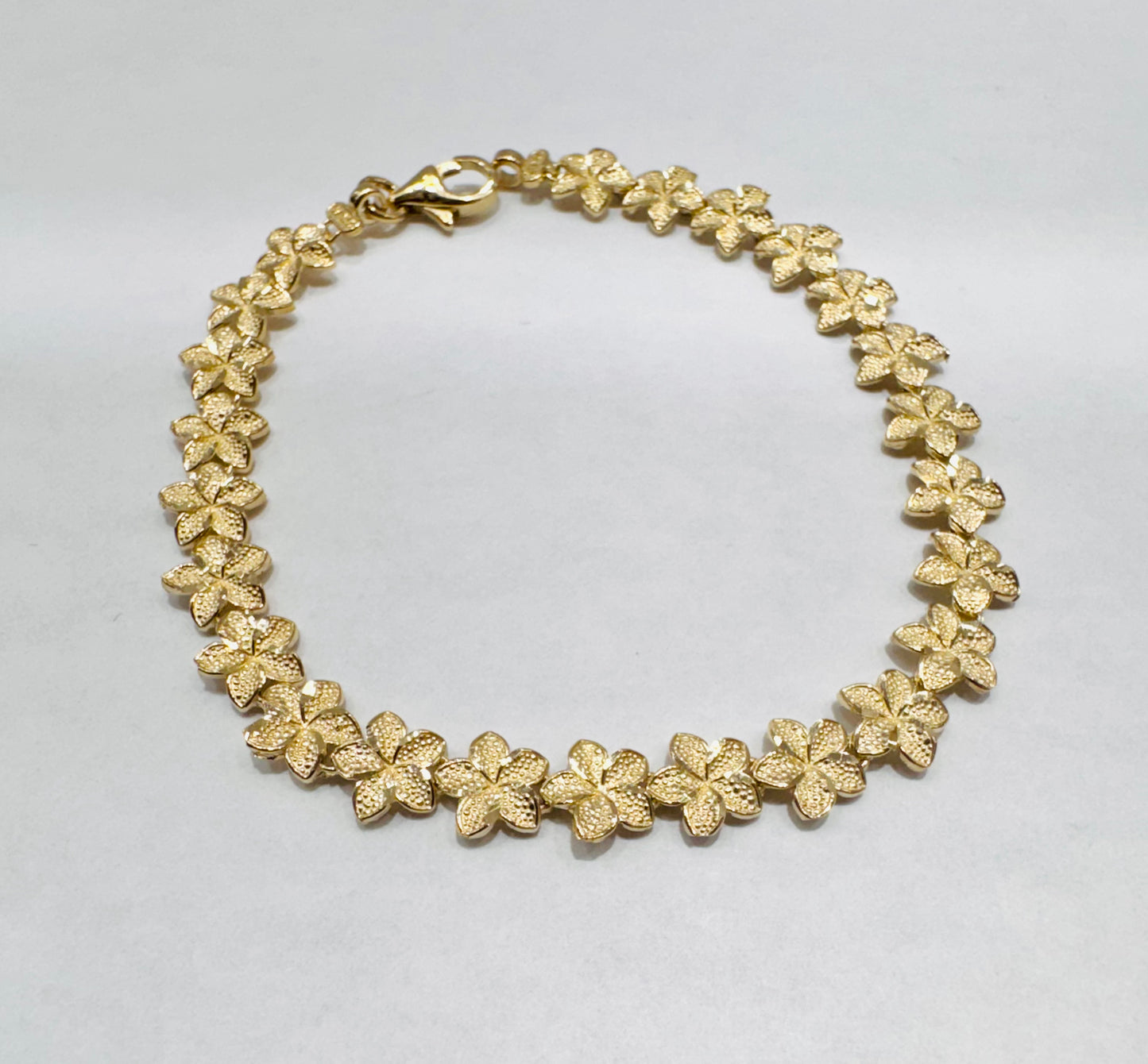 10K GOLD SMALL HIBISCUS FLOWER BRACELET, WEIGHT: 5.9gm