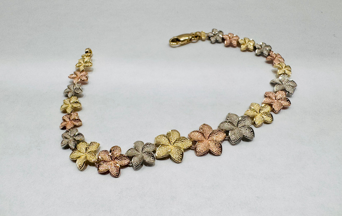 10K GOLD TRI COLOR HIBISCUS FLOWER BRACELET, WEIGHT: 6.5gm