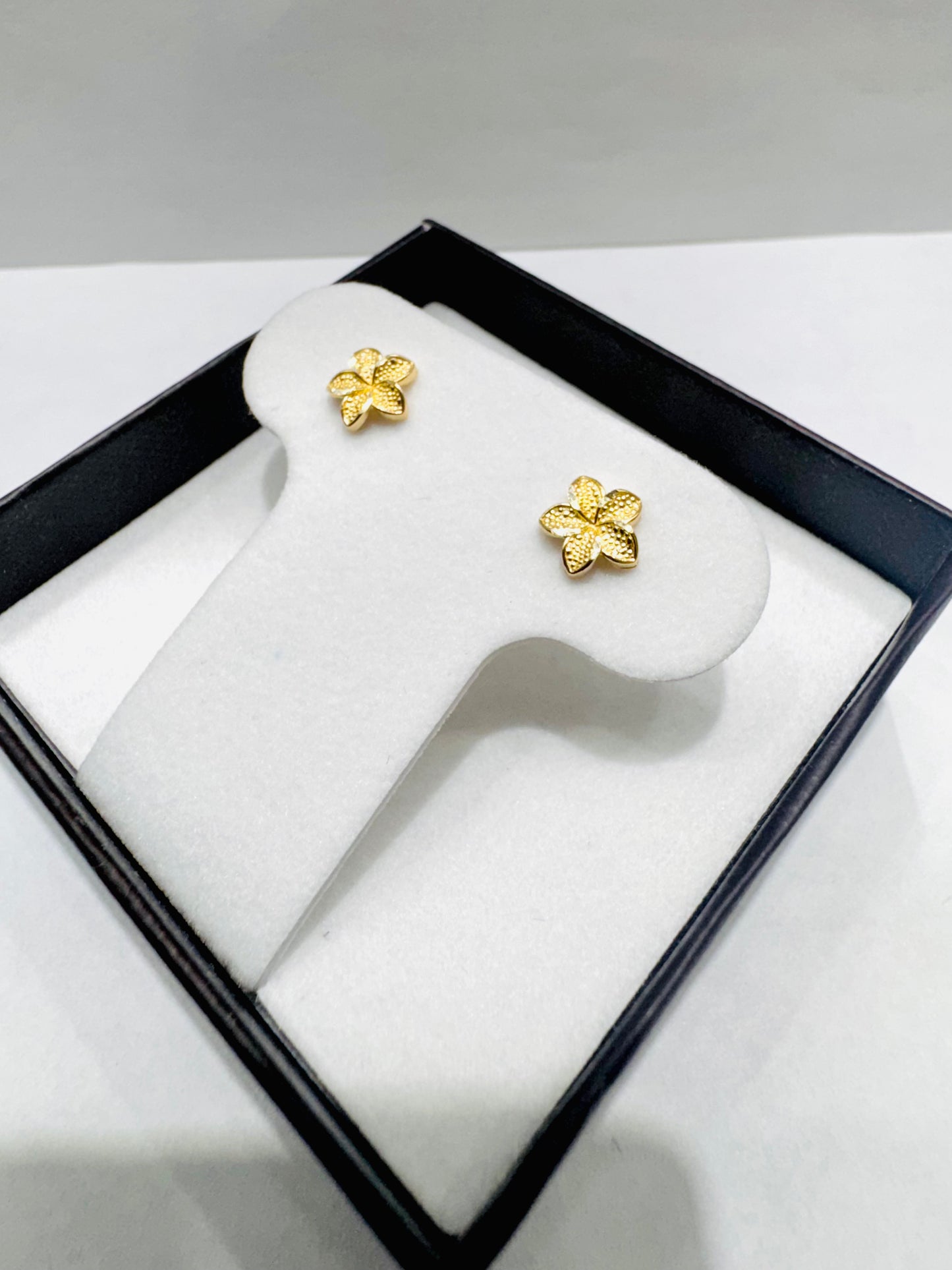 10K GOLD SMALL HIBISCUS FLOWER EARRINGS, WEIGHT: 0.8gm