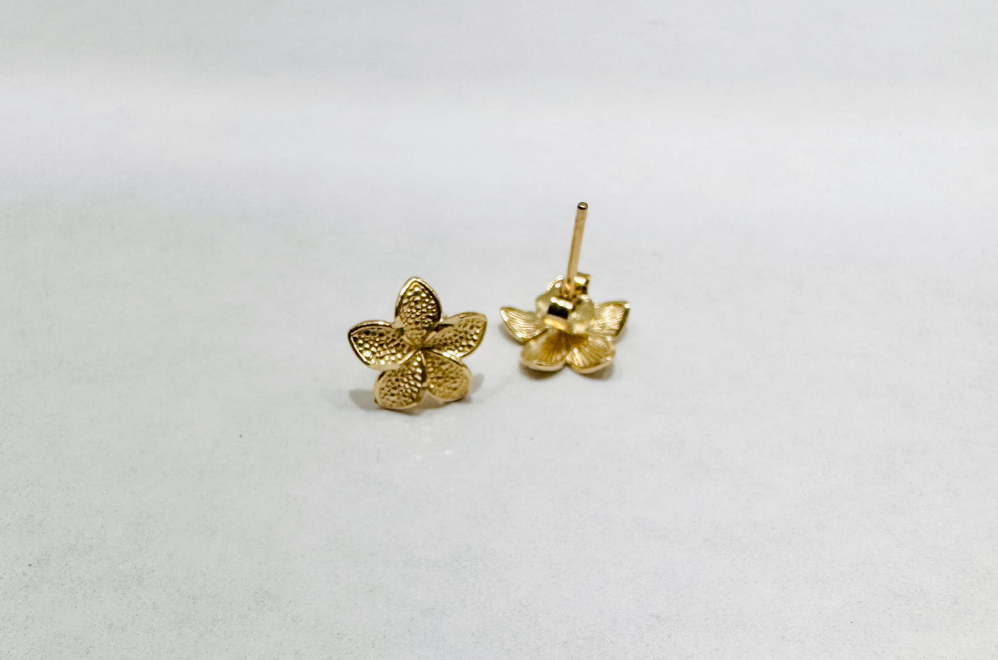 10K GOLD SMALL HIBISCUS FLOWER EARRINGS, WEIGHT: 0.9gm