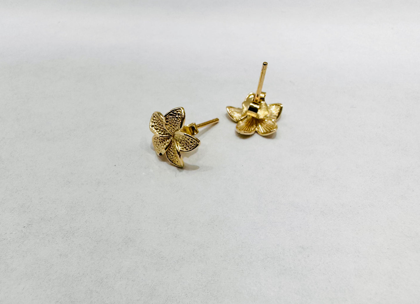10K GOLD SMALL HIBISCUS FLOWER EARRINGS, WEIGHT: 0.9gm