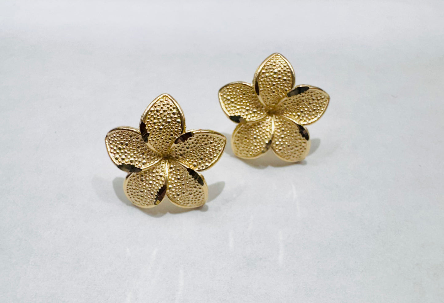 10K GOLD BIG HIBISCUS FLOWER EARRINGS, WEIGHT: 2.1gm