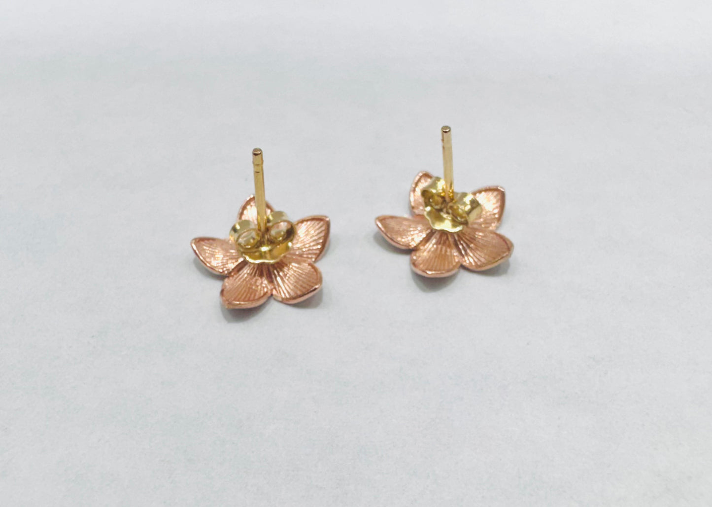 10K ROSE GOLD HIBISCUS FLOWER EARRINGS, WEIGHT: 1gm