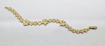 10K GOLD HIBISCUS FLOWER BRACELET, WEIGHT: 6.2gm