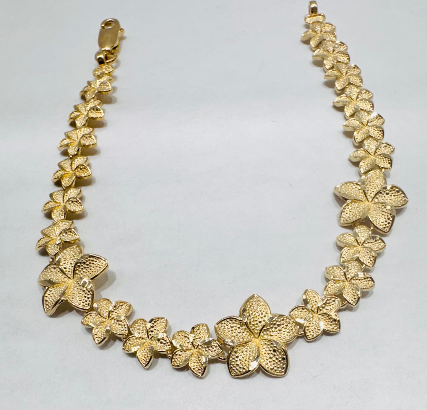 10K GOLD HIBISCUS FLOWER BRACELET, WEIGHT: 6.2gm