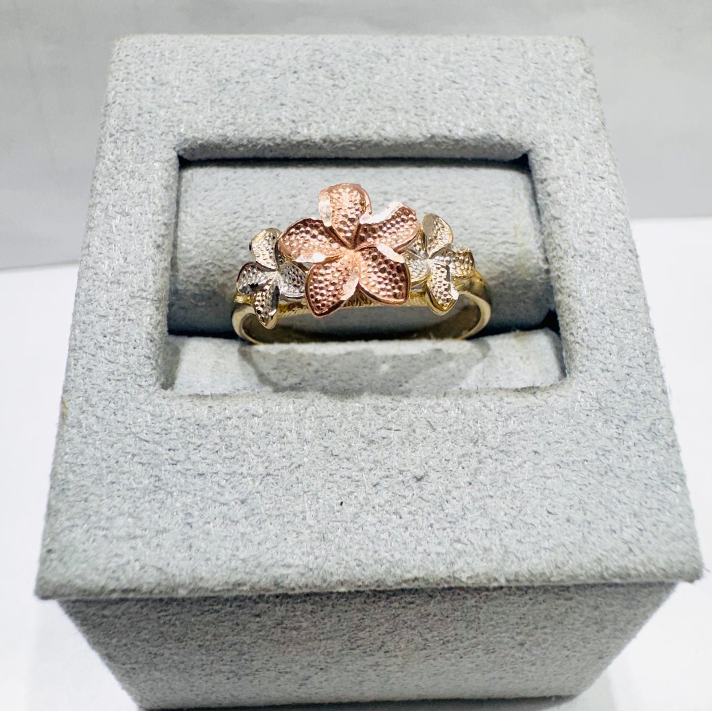 10K GOLD TRI-COLOR SMALL HIBISCUS FLOWER RING, SIZE: 7, WEIGHT: 1.8gm