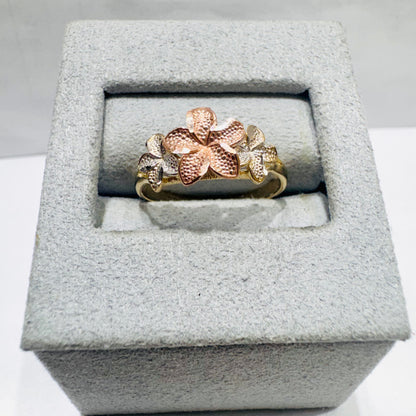 10K GOLD TRI-COLOR SMALL HIBISCUS FLOWER RING, SIZE: 7, WEIGHT: 1.8gm