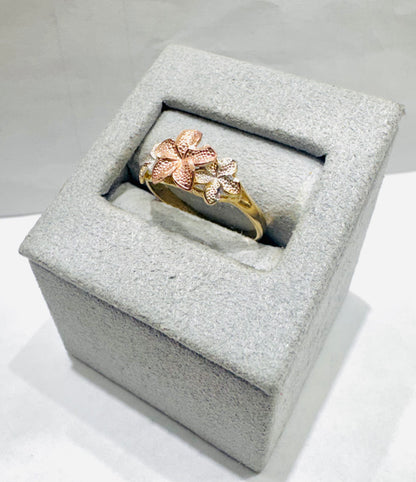 10K GOLD TRI-COLOR SMALL HIBISCUS FLOWER RING, SIZE: 7, WEIGHT: 1.8gm