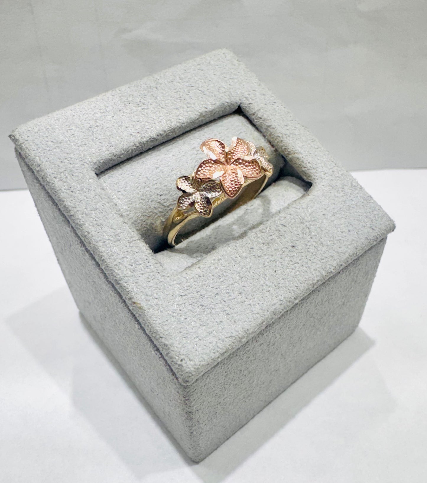 10K GOLD TRI-COLOR SMALL HIBISCUS FLOWER RING, SIZE: 7, WEIGHT: 1.8gm
