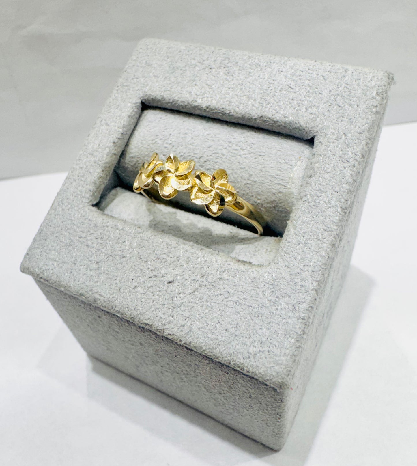 10K GOLD SMALL 3 FLOWER RING, SIZE: 7.5, WEIGHT: 1.5gm