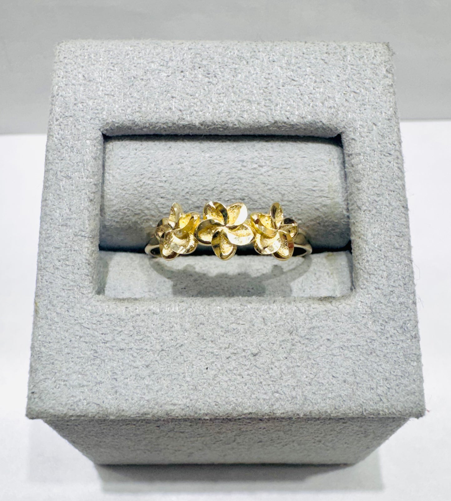10K GOLD SMALL 3 FLOWER RING, SIZE: 7.5, WEIGHT: 1.5gm
