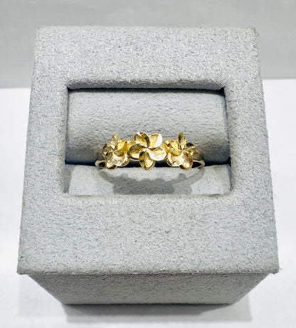 10K GOLD SMALL 3 FLOWER RING, SIZE: 7.5, WEIGHT: 1.5gm