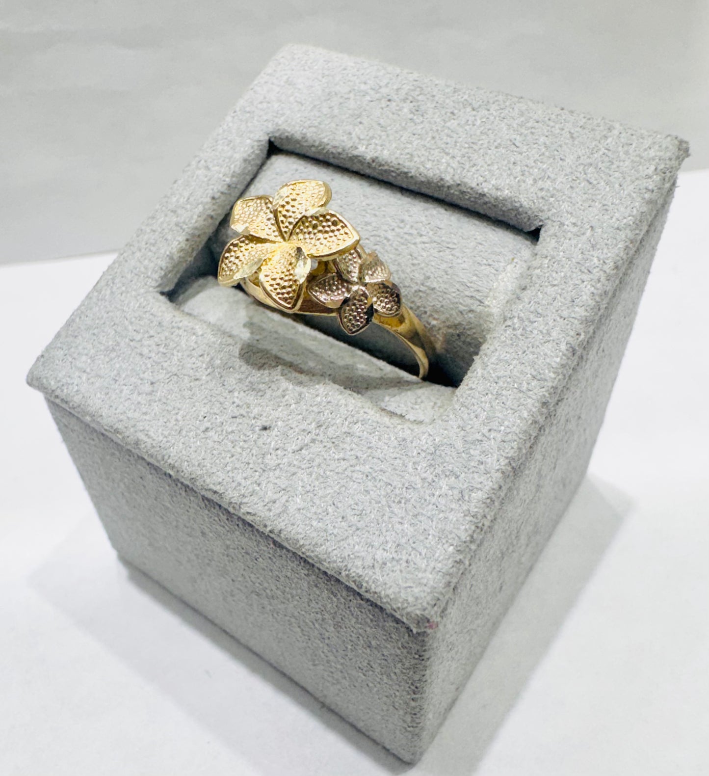10K GOLD TRI-COLOR HIBISCUS RING, SIZE: 7, WEIGHT: 2.1gm
