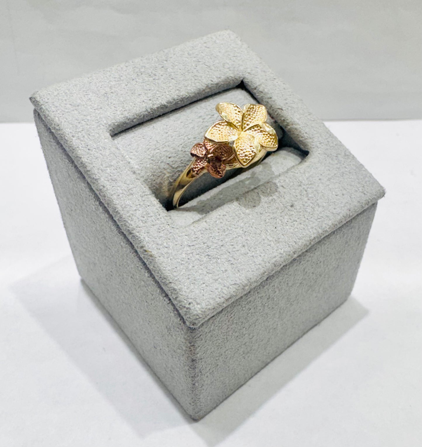 10K GOLD TRI-COLOR HIBISCUS RING, SIZE: 7, WEIGHT: 2.1gm