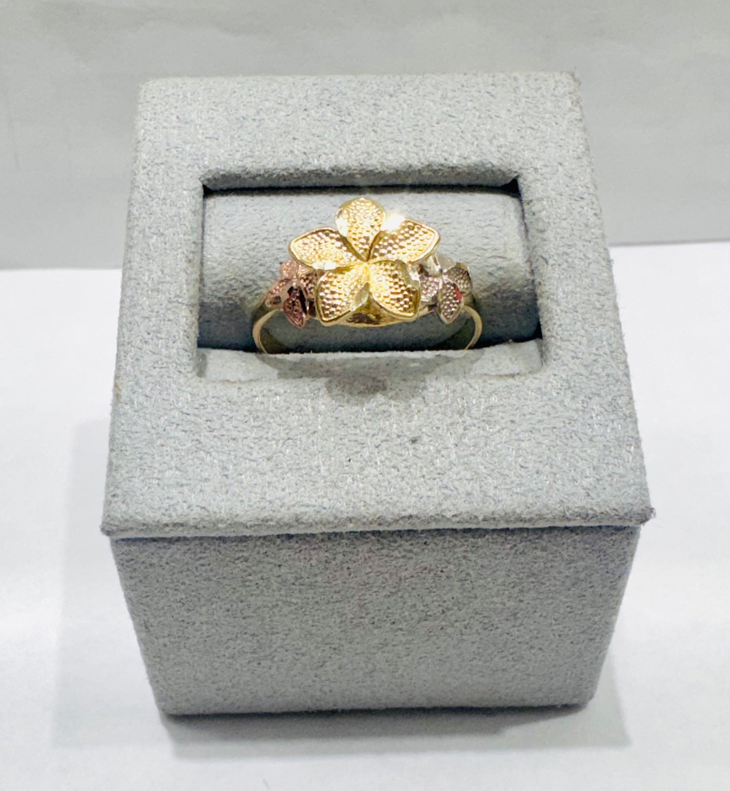 10K GOLD TRI-COLOR HIBISCUS RING, SIZE: 7, WEIGHT: 2.1gm
