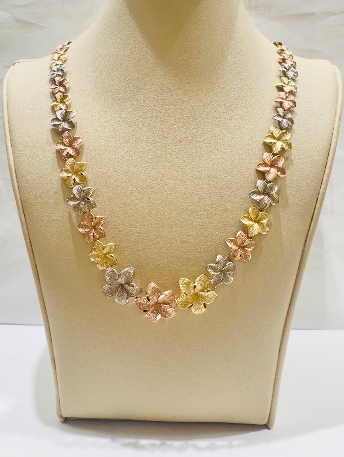 10K TRI-COLOR HIBISCUS FLOWER NECKLACE 17”, WEIGHT: 16.8gm