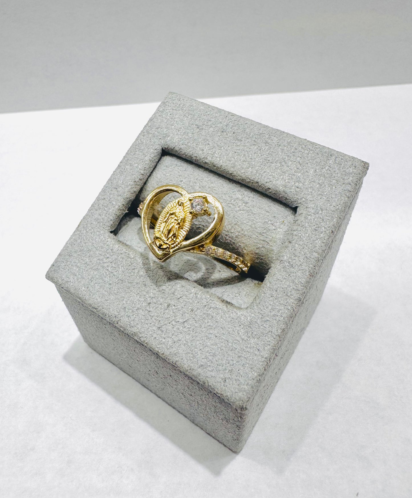 10K GOLD VIRGIN MARY RING WITH CZ STONES, SIZE: 8.5, WEIGHT: 1.8gm