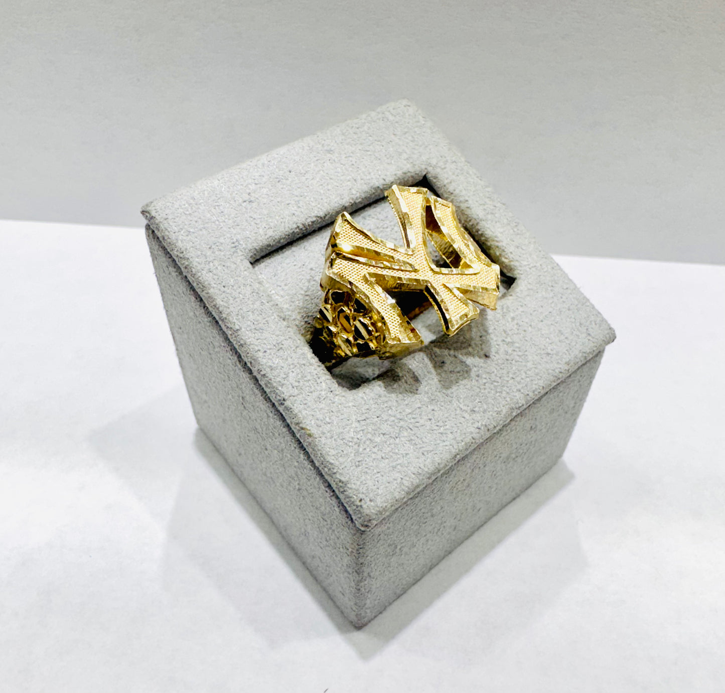 10K GOLD “NY YANKEES” NUGGET RING, SIZE: 12.5, WEIGHT: 3.8gm