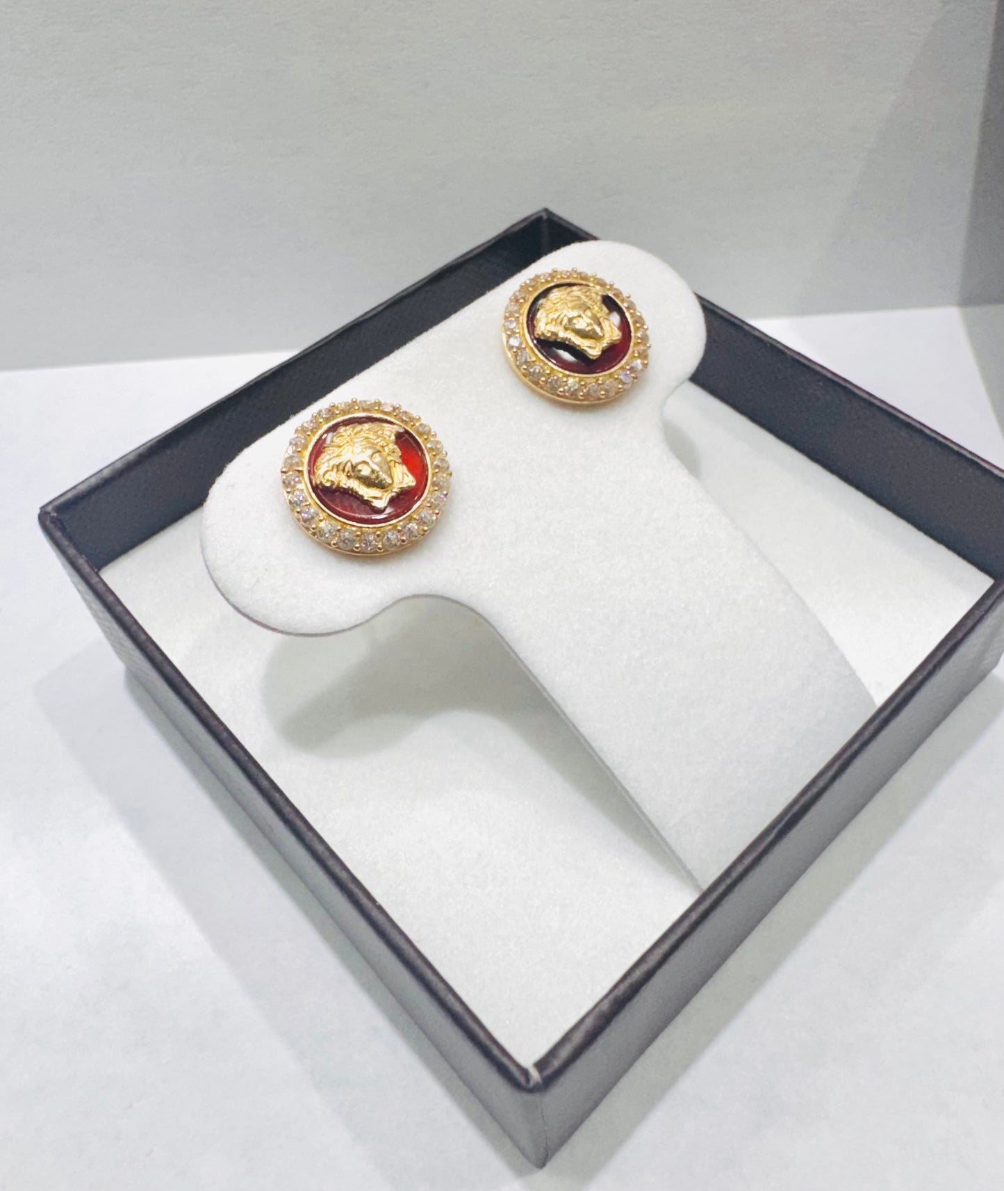 10K GOLD RED ENAMEL MEDUSA STUD EARRINGS, WEIGHT: 2.6gm