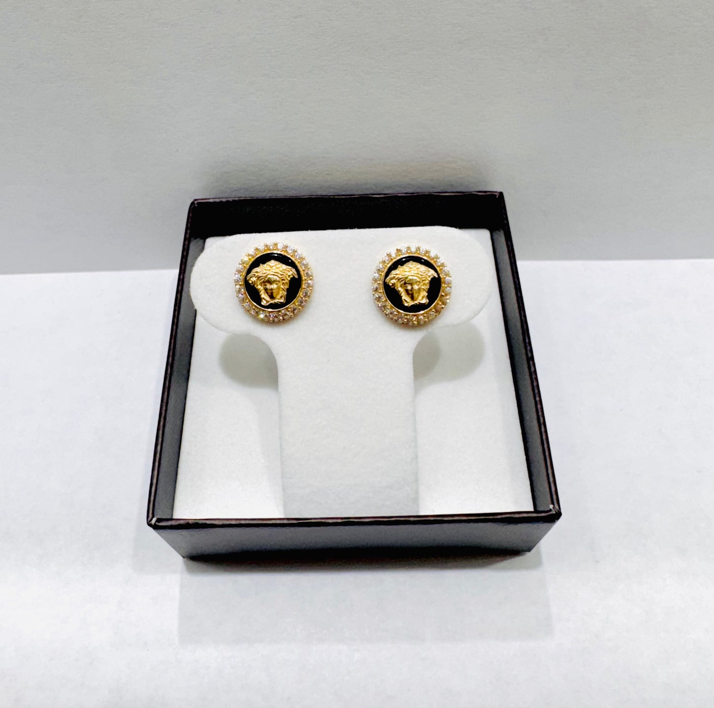 10K GOLD BLACK ENAMEL MEDUSA STUD EARRINGS, WEIGHT: 2.6gm