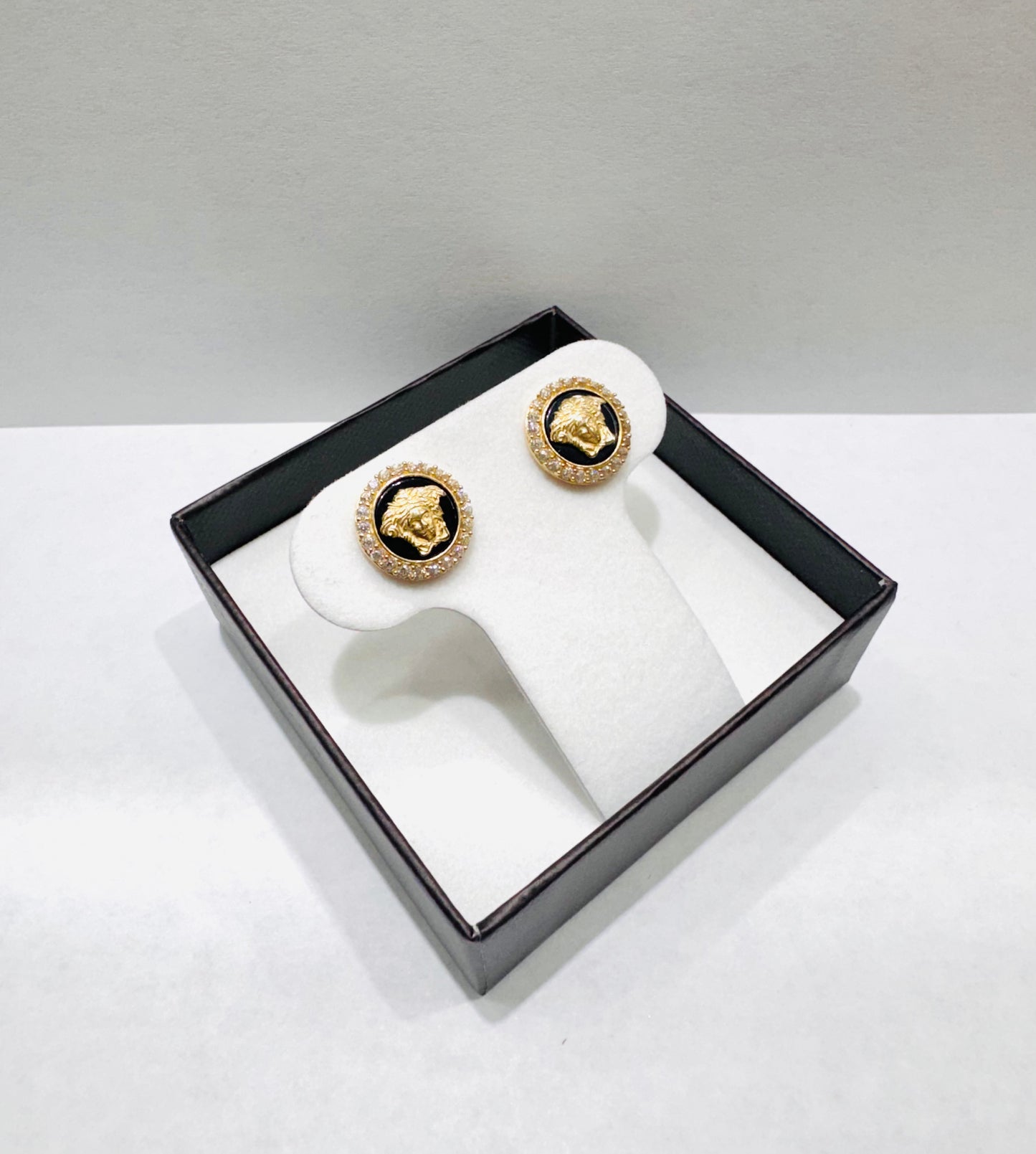 10K GOLD BLACK ENAMEL MEDUSA STUD EARRINGS, WEIGHT: 2.6gm