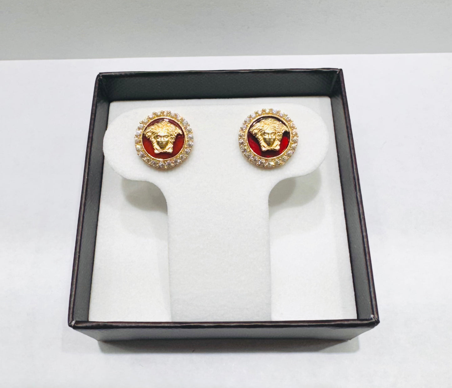 10K GOLD RED ENAMEL MEDUSA STUD EARRINGS, WEIGHT: 2.6gm