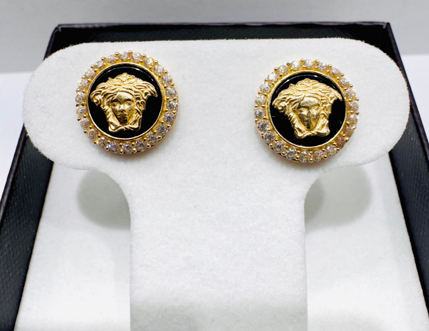 10K GOLD BLACK ENAMEL MEDUSA STUD EARRINGS, WEIGHT: 2.6gm