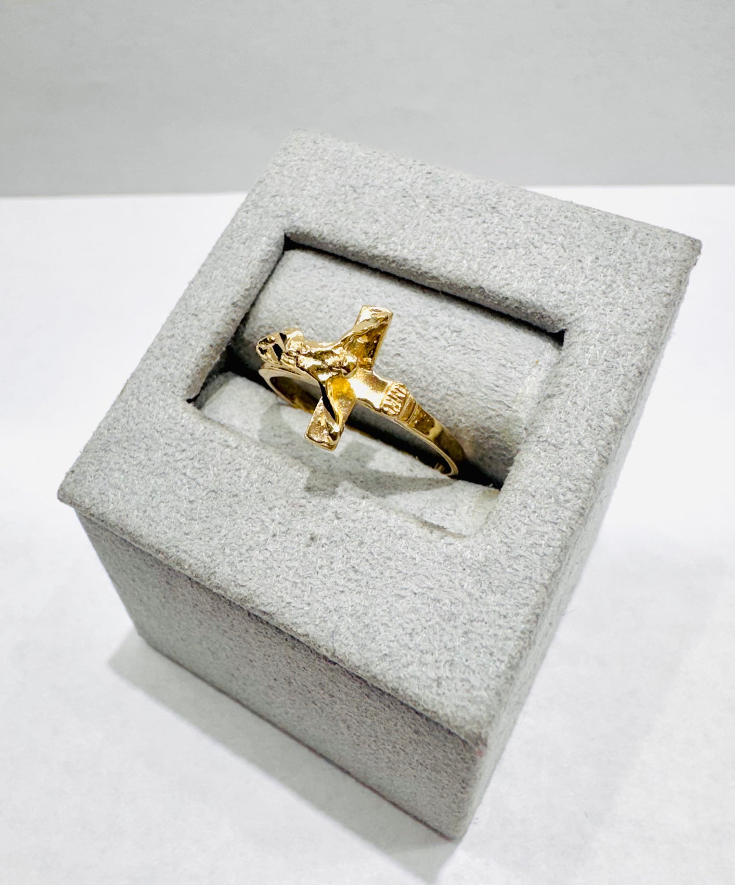 10K GOLD CROSS JESUS RING, SIZE: 6.5, WEIGHT: 1.6gm