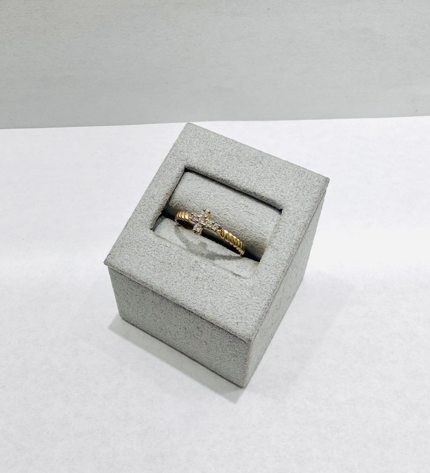 10K GOLD SMALL CROSS RING, SIZE: 7, WEIGHT: 1 gm