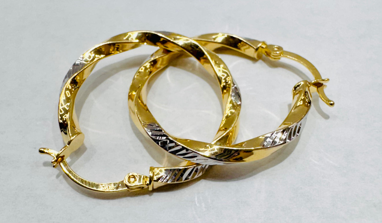 10K GOLD TWO-TONE ROUND HOOP EARRINGS, WEIGHT: 2.4gm