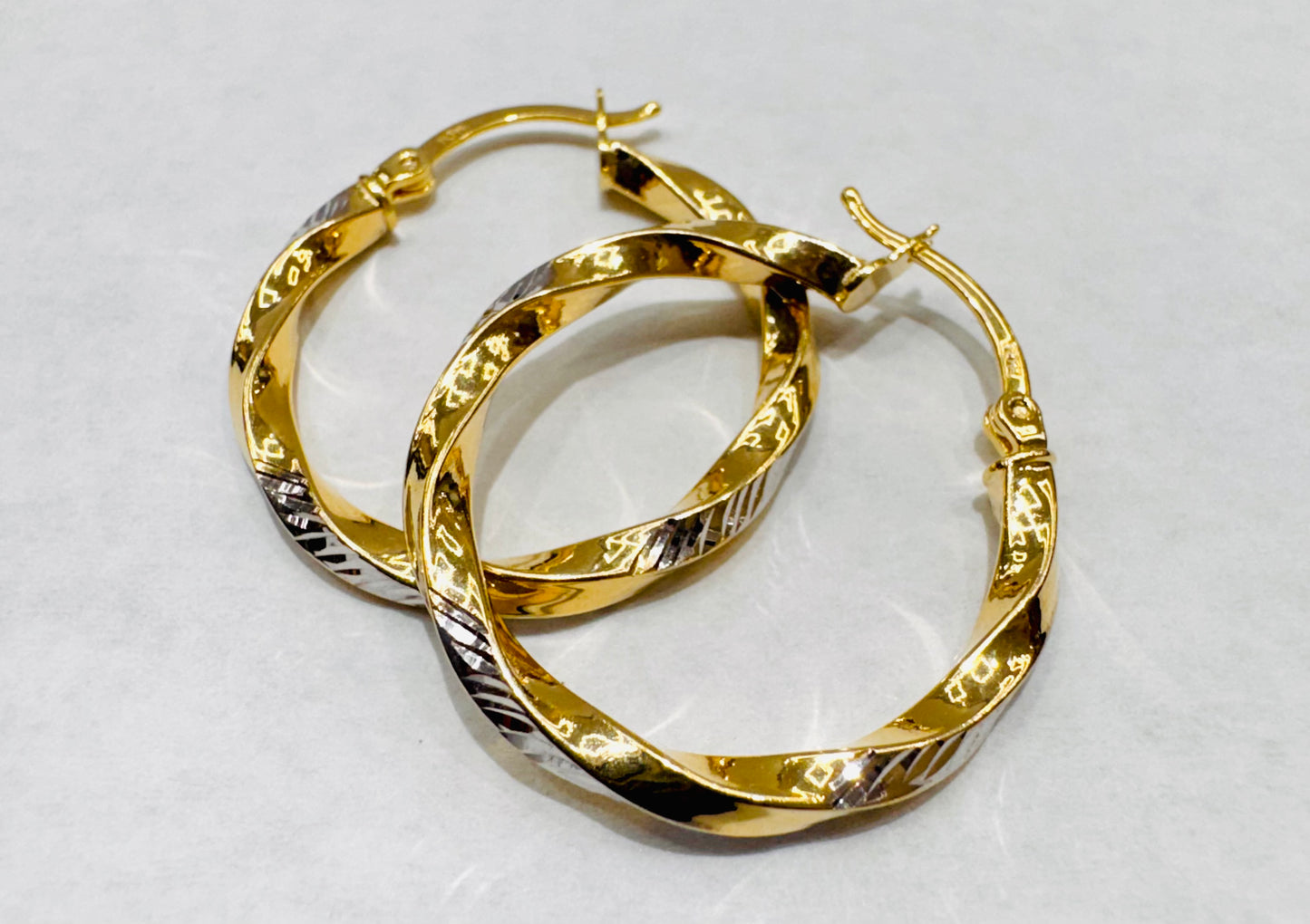 10K GOLD TWO-TONE ROUND HOOP EARRINGS, WEIGHT: 2.4gm